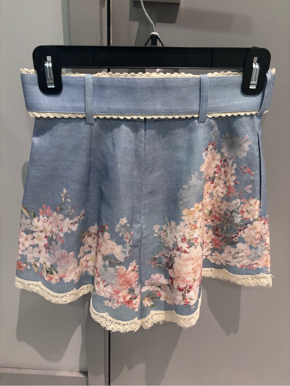 AUTH WOMEN’S ZIMMERMANN CASCADIAN TUCK SHORTS IN BLUE BOTANICAL FLORAL - SZ 0P - Picture 8 of 11